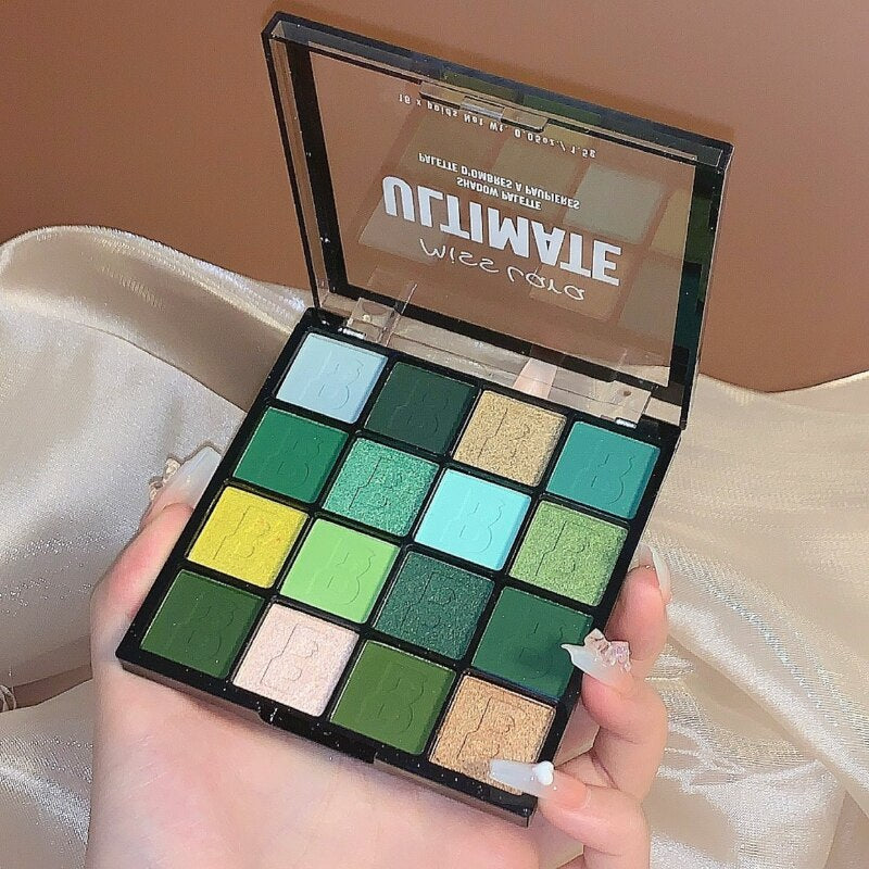 Paleta de sombras de ojos de 16 colores con polvos mates o nacarados, todos delicados y fáciles de limpiar