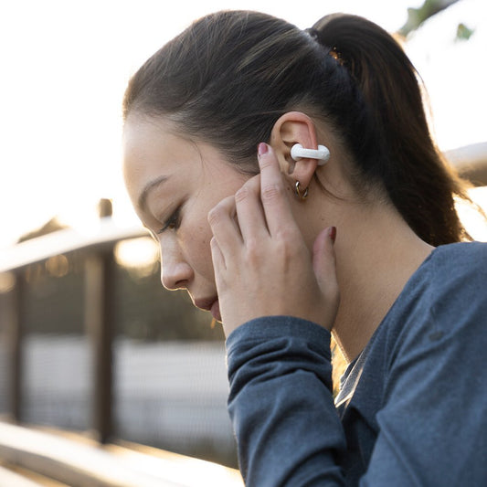 Auriculares inalámbricos con micrófono – marca Ambie – Auriculares deportivos con Bluetooth, sonido 1:1 y gancho para la oreja
