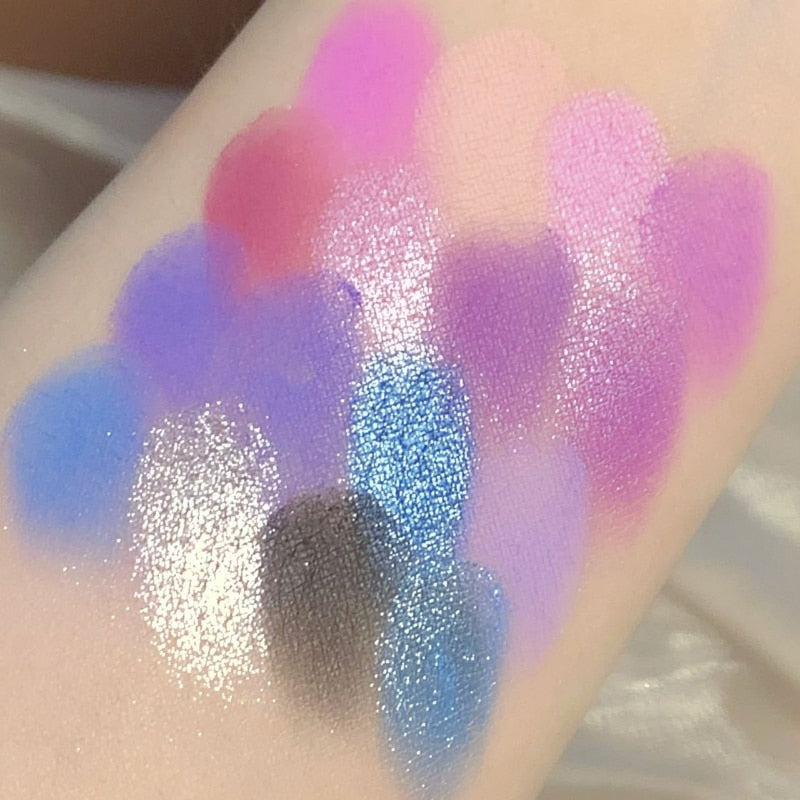 Paleta de sombras de ojos de 16 colores con polvos mates o nacarados, todos delicados y fáciles de limpiar